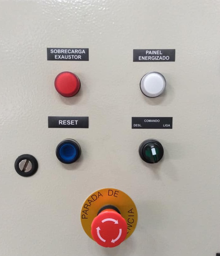 Painel — vista frontal com sinaleiros e parada de emergência