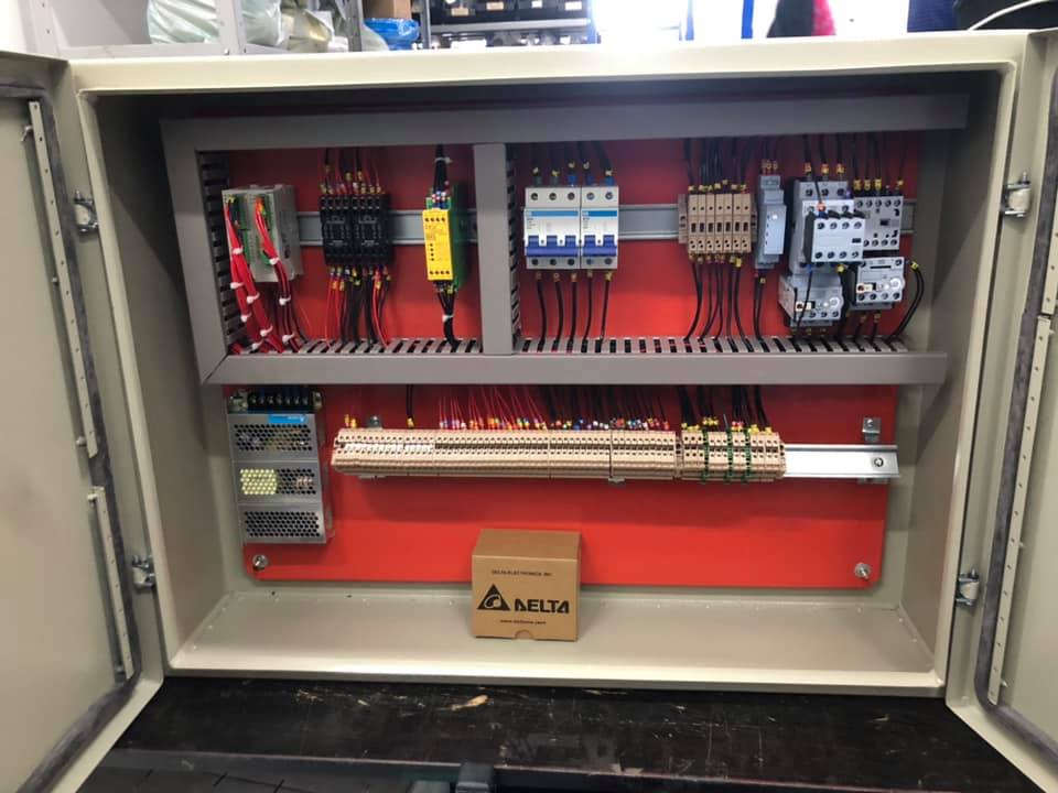 Painel elétrico montado — interior completo